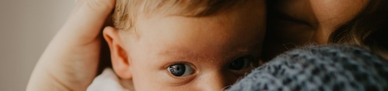 bébé dans les bras de sa mère