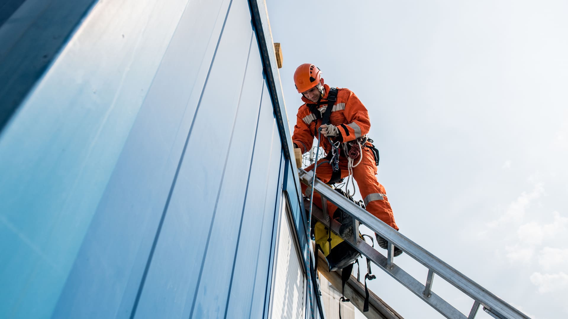 personne écrivant sur une feuille